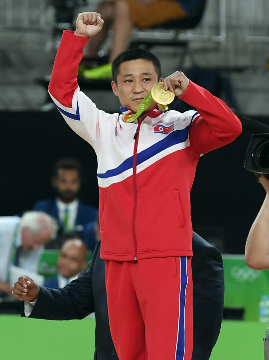 [리우올림픽] 북한 체조 도마 리세광 금메달