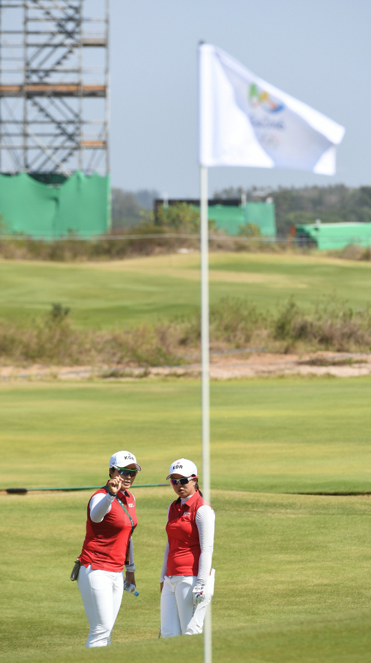 김세영 선수가 15일(현지시간) 브라질 리우데자네이루 바하 올림픽 골프코스에서 열린 여자골프 공식 연습 라운드 에서 박세리 감독과 마지막 18홀 어프로치샷 라인에 대해서 이야기 하고 있다./리우데자네이루=이호재기자