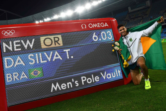 16일(한국시간) 오전 열린 2016 리우올림픽 남자 장대높이뛰기 결승에서 브라질의 치아구 브라스 다시우바가 올림픽 신기록을 세우며 금메달을 차지했다. /연합뉴스