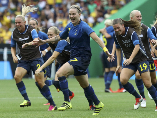 브라질 여자축구가 2016 리우올림픽 준결승전에서 스웨덴에 승부차기 끝에 3-4로 패해 결승 진출에 실패했다. /연합뉴스
