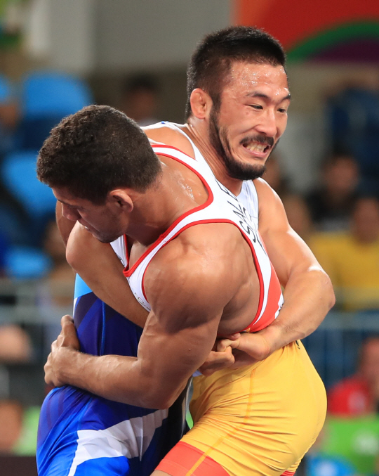 한국 레슬링 대표 류한수가 16일 오전(현지시간) 브라질 리우데자네이루 바하 올림픽파크 카리오카 아레나2에서 열린 2016리우올림픽 레슬링 남자 그레코로만형 66kg급 패자부활전에서 이집트의 아드힘 아메드 살레드 카흐크와 동메달 결정 대결을 펼치고 있다./리우=올림픽사진공동취재단