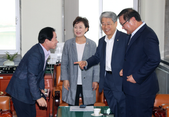 국회 김현미 예산결산특위 위원장이 17일 오전 국회 위원장실로 여야 간사단을 소집, 면담하기 앞서 인사를 나누고 있다. 새누리당 주광덕(왼쪽부터), 김현미 위원장, 국민의당 김동철, 더불어민주당 김태년 의원/연합뉴스