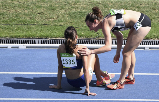 육상 여자 5,000m, 처음 만난 두 선수가 보여준 '진정한 올림픽 정신'