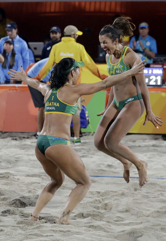브라질 여자 비치발리볼 대표팀 선수들이 17일(한국시간) 리우 올림픽 준결승에서 미국을 꺾은 뒤 환호하고 있다. 경기가 끝났을 때 현지시각은 새벽1시30분쯤이었다. /리우데자네이루=AP연합뉴스