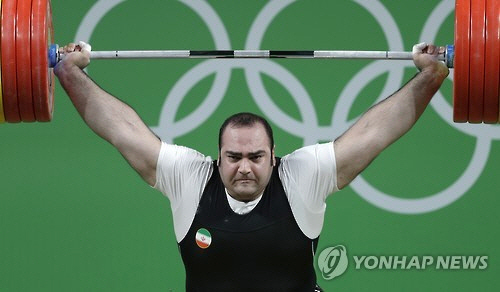 이란의 베다드 살리미코르다시아비가 17일(한국시간) 열린 2016 리우올림픽 남자 역도 105kg 이상급 결승전에서 인상 세계 신기록을 세우고도 용상에서 실격해 금메달을 획득하지 못했다. /연합뉴스