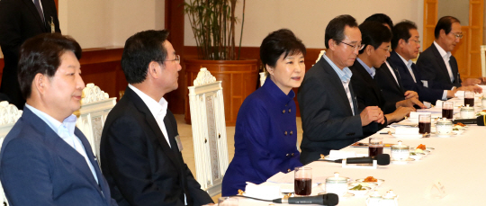 박근혜 대통령이 17일 청와대에서 열린 전국 시도지사 오찬에 참석, 자리에 앉아 있다. /연합뉴스