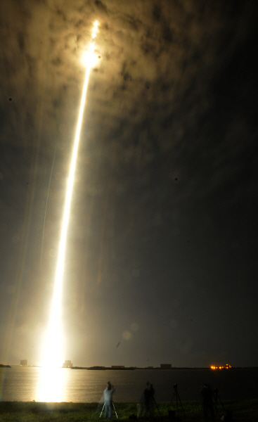 미국의 민간 우주개발 업체 스페이스X가 개발한 ‘팰컨9’ 로켓이 대기권 밖으로 솟아오르고 있다. /플로리다=AFP연합뉴스