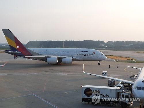 아시아나 항공기가 기체결함으로 또다시 운행 지연 사태를 빚었다./연합뉴스