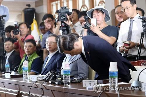 한민구 국방부 장관이 상주를 방문, 충분히 대화를 나누지 못한 점에 대해 사과했다 /연합뉴스