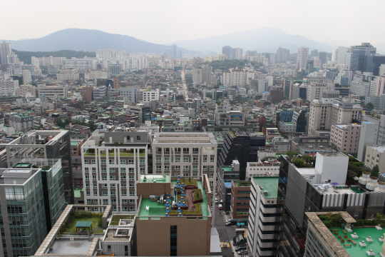 서울 강남구 역삼역 일대 중소형 빌딩 전경. 중소형 빌딩 시장 규모가 커지는 가운데 최근 부동산 자산운용사들도 중소형 빌딩에 투자하는 부동산 간접투자 상품을 준비 중이다.  　 /사진제공=리맥스코리아