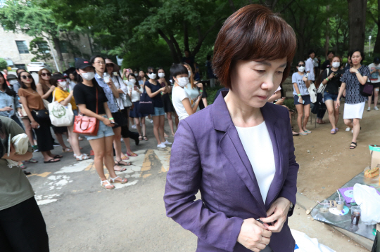 최경희 이화여대 총장이 지난 5일 오전 학교 본관을 점거농성 중인 학생들과 대화를 위해 방문했으나 거절당한 뒤 돌아서고 있다. /연합뉴스