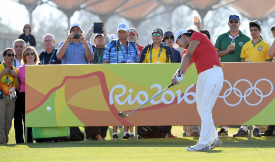 전인지 선수가 17일 브라질 리우데자네이루 바하 올림픽 골프코스에서 열린 여자골프 1라운드에서 1번홀 티샷을 하고 있다./리우데자네이루=이호재기자