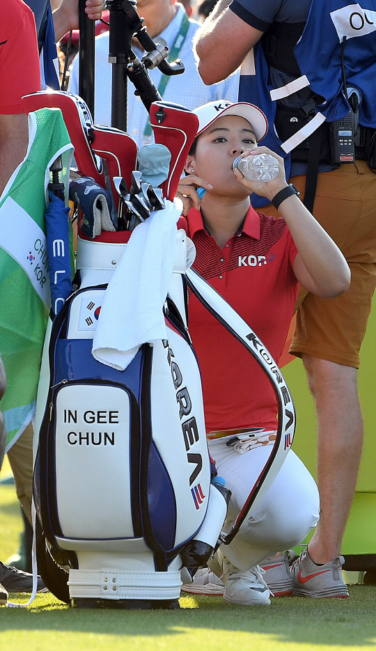 전인지 선수가 17일 브라질 리우데자네이루 바하 올림픽 골프코스에서 열린 여자골프 1라운드에서 1번홀 티샷을 하기전 물을 마시 있다./리우데자네이루=이호재기자
