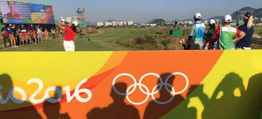 17일 오전(현지시간) 전인지 선수가 브라질 리우데자네이루 바하 올림픽 골프코스에서 시작된 여자골프 1라운드 1번홀에서 티샷을 하고 있다./리우데자네이루=올림픽사진공동취재단