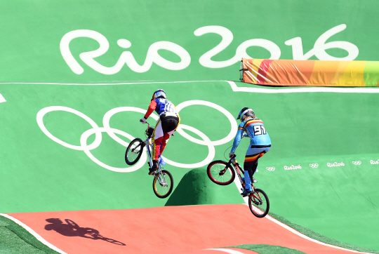 17일 오후(현지시간) 브라질 리우데자네이루 데오도루 올림픽 BMX 경기장에서 열린 여자 Seeding Run경기에 앞서 선수들이 연습을 하고 있다. /리우데자네이루=올림픽사진공동취재단