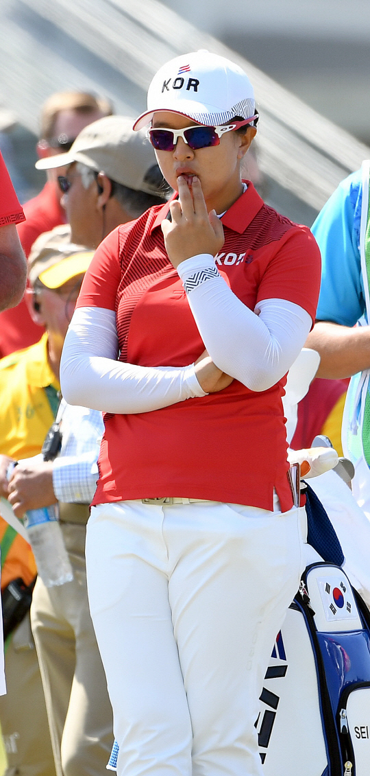 김세영 선수가 17일(현지시각) 브라질 리우데자네이루 바하 올림픽 골프코스에서 열린 여자골프 1라운드에서 1번홀 티샷을 하기전 코스를 바라보고 있다./리우데자네이루=이호재기자