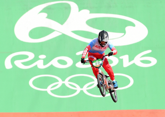 러시아의 BONDARENKO Yaroslava가 17일 오후(현지시간) 브라질 리우데자네이루 데오도루 올림픽 BMX 경기장에서 열린 여자 Seeding Run경기에서 힘찬 레이스를 펼치고 있다./리우데자네이루=올림픽사진공동취재단