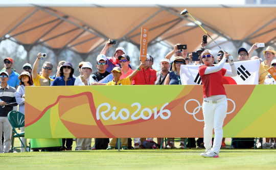 김세영 선수가 17일(현지시각) 브라질 리우데자네이루 바하 올림픽 골프코스에서 열린 여자골프 1라운드에서 1번홀 티샷을 하고 있다./리우데자네이루=이호재기자