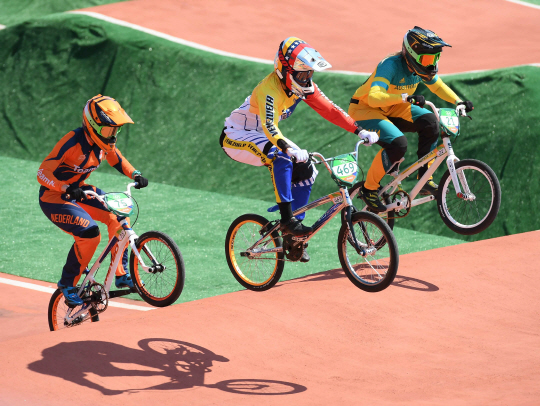 17일 오후(현지시간) 브라질 리우데자네이루 데오도루 올림픽 BMX 경기장에서 열린 여자 Seeding Run경기에 앞서 선수들이 연습을 하고 있다./리우데자네이루=올림픽사진공동취재단
