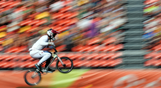 17일 오후(현지시간) 브라질 리우데자네이루 데오도루 올림픽 BMX 경기장에서 열린 남자 Seeding Run 경기에 앞서 선수들이 연습 레이스를 펼치고 있다. /리우데자네이루=올림픽사진공동취재단
