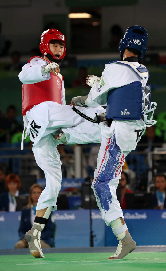 태권도 한국 대표 김태훈이 17일 오전(현지시간) 브라질 리우데자네이루 바하 올림픽파크 카리오카 경기장3에서 열린 2016리우데자네이루 올림픽 태권도 남자 -58kg급 예선 5경기에서 태국의 타원 안프라브와 대결하고 있다. 김태훈은 경기에 10-12로 패해 8강 진출에 실패했다./리우데자네이루=올림픽사진공동취재단