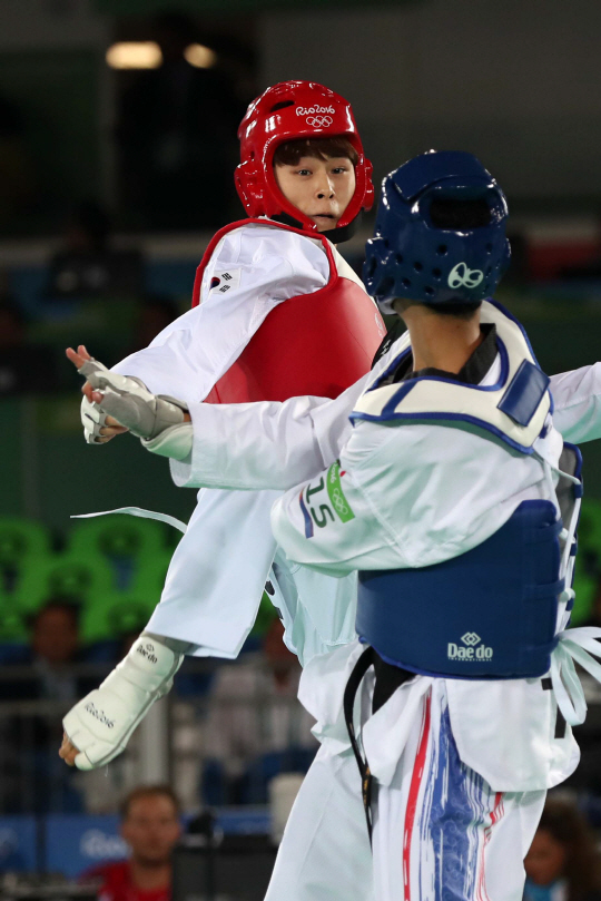 태권도 한국 대표 김태훈이 17일 오전(현지시간) 브라질 리우데자네이루 바하 올림픽파크 카리오카 경기장3에서 열린 2016리우데자네이루 올림픽 태권도 남자 -58kg급 예선 5경기에서 태국의 타원 안프라브와 대결하고 있다. 김태훈은 경기에 10-12로 패해 8강 진출에 실패했다./리우데자네이루=올림픽사진공동취재단