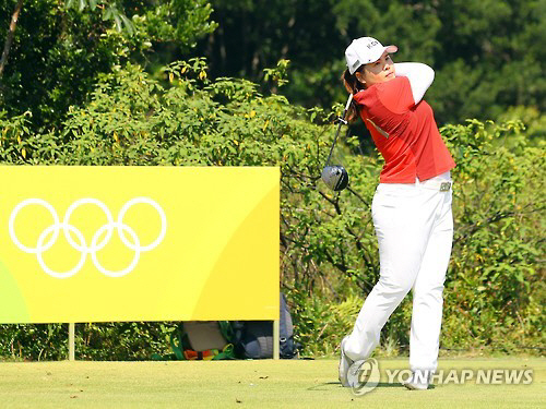 17일(현지시간) 브라질 리우데자네이루의 올림픽 골프 코스(파71·6천245야드)에서 열린여자 골프 1라운드에서 박인비가 11번홀 티샷을 날리고 있다./출처=연합뉴스