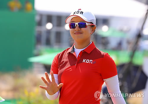 17일(현지시간) 브라질 리우데자네이루의 올림픽 골프 코스(파71·6천245야드)에서 시작된 여자 골프 1라운드 1번홀에서 김세영이 힘찬 티샷을 날린 뒤 걸어나가고 있다./출처=연합뉴스