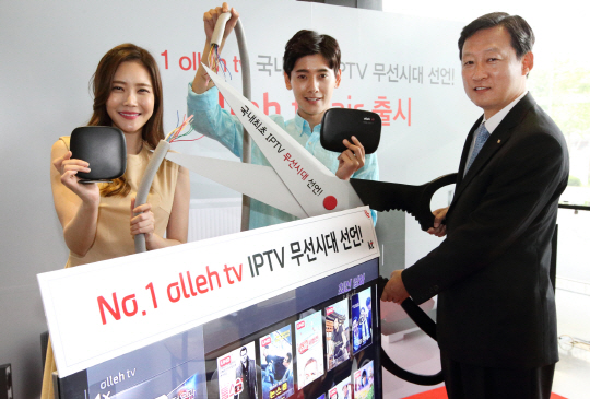 유희관(오른쪽) KT미디어사업본부장이 18일 서울 광화문 KT스퀘어에서 무선으로 IPTV를 연결할 수 있는 ‘올레tv 에어’를 소개하고 있다. /사진제공 =KT