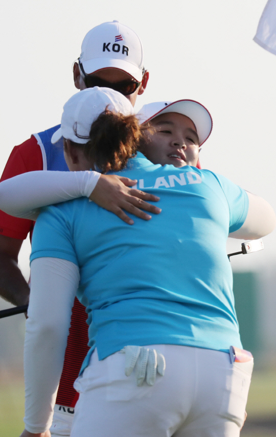 여자골프 대표팀의 김세영(오른쪽)이 18일(한국시간) 리우 올림픽 1라운드를 마친 뒤 같은 조로 경기한 태국의 에리야 쭈타누깐과 포옹하고 있다. /리우데자네이루=올림픽사진공동취재단