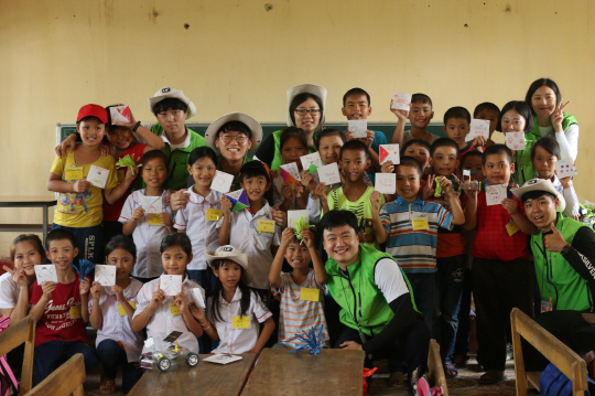 LS그룹 임직원과 국내 대학생으로 구성된 LS 해외봉사단이 베트남 현지 어린들과 즐거운 시간을 보내고 있다. /사진제공=LS그룹