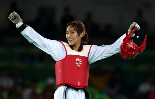 태권도 한국 대표 김소희가 17일 오후(현지시간) 2016리우데자네이루 올림픽 태권도 여자 -49kg급 결승전에서  세르비야의 티야나 보그다노비치를 누르고 금메달이 확정되자 기뻐하고 있다. /리우데자네이루=올림픽사진공동취재단