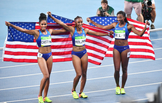 미국 선수들이 18일(한국시간) 열린 2016 리우올림픽 육상 여자 100m 허들 결승전에서 올림픽 역사상 최초로 한 국가가 금·은·동메달을 모두 획득하는 대기록을 세웠다. /연합뉴스