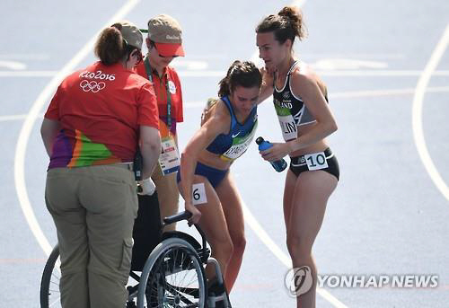 5,000m를 완주한 다고스티노가 경기장을 빠져나가기 위해 휠체어를 타고 있다./출처=연합뉴스