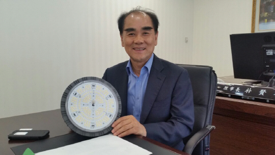 박현주 전등기구LED조합 이사장이 전등기구 제품을 들어보이며 해외시장 수출전략에 대해 설명하고 있다. /서정명기자