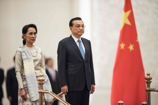 18일 리커창(오른쪽) 중국 총리는 중국을 공식 방문한 미얀마의 실권자 아웅산 수치(왼쪽) 국가자문역을 맞이해 환영식을 열었다. /베이징=AFP연합뉴스