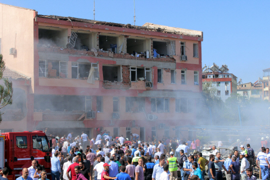 18일(현지시간) 터키 중부 엘라지 경찰본부 건물이 폭발의 여파로 연기에 휩싸여있다./엘라즈=AFP연합뉴스