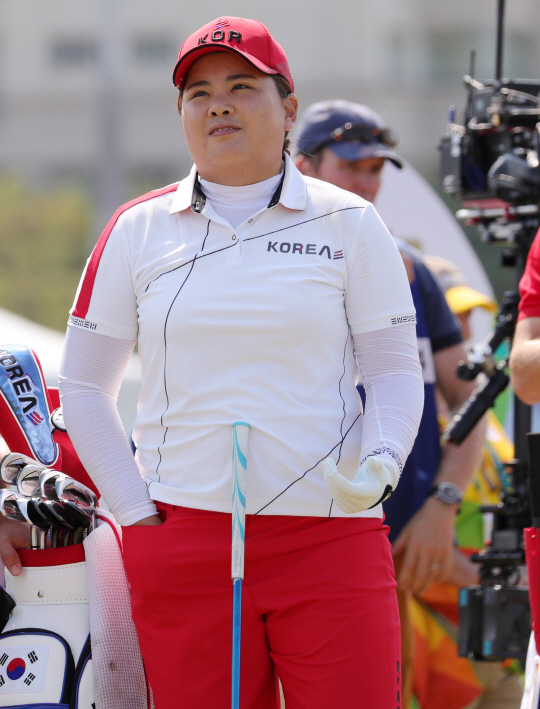 여자골프대표팀 박인비 선수가 18일 오전(현지시간) 브라질 리우데자네이루 바하 올림픽 골프코스에서 열린 2016 리우올림픽 골프 2라운드에 출전했다. 박인비가 1번홀 티샷을 하기 전 코스를 바라보며 미소를 짓고 있다./리우데자네이루=올림픽사진공동취재단