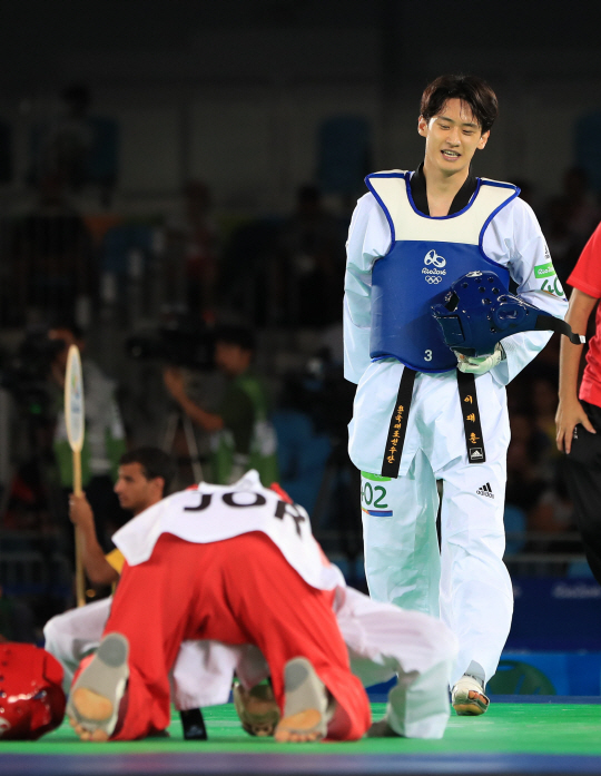 이대훈 선수가 18일 오전(현지시간) 브라질 리우데자네이루 바하 올림픽파크 카리오카 경기장에서 열린 2016리우올림픽 태권도 남자 -68kg급 8강전에서 요르단 아흐마드 아부가우시에게 8:11로 패배한 후 아부가우시를 바라보고 있다./리우데자네이루=올림픽사진공동취재단