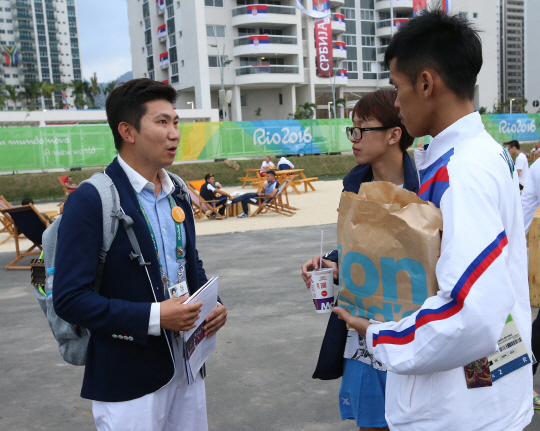 탁구 선수 출신의 유승민이 IOC 선수위원으로 선 당선됐다. 사진은 지난 2일 선수촌에서 선거운동을 하고있는 모습./리우데자네이루=올림픽사진공동취재단