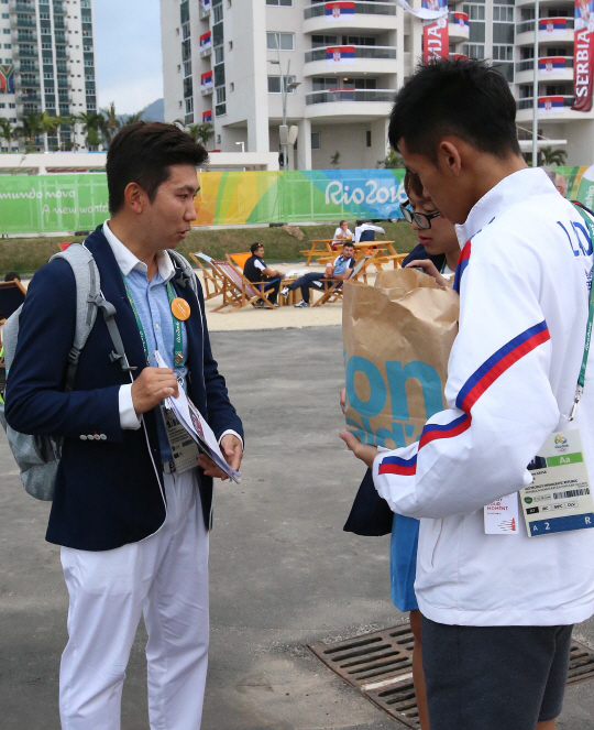 탁구 선수 출신의 유승민이 IOC 선수위원으로 선 당선됐다. 사진은 지난 2일 선수촌에서 선거운동을 하고있는 모습./리우데자네이루=올림픽사진공동취재단