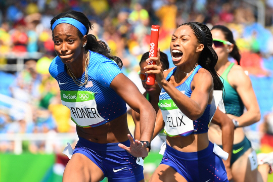 바통을 놓치면서 결승 진출에 실패했던 2016 리우올림픽 육상 여자 400m 미국 대표팀이 상대 팀의 실격으로 재경기 기회를 얻어 결승에 진출했다.