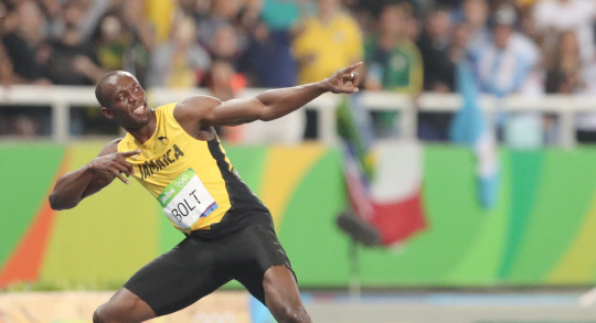 자메이카의 우사인볼트가 18일 오후 (현지시간) 브라질 리우데자네이루 마라카낭 올림픽 주경기장에서 열린 2016리우데자네이루 올림픽 육상 남자 200m 결승 경기에서 19.78초의 기록으로 우승한뒤 트랙을 돌며 세레머니를 하고 있다. /리우데자네이루=올림픽사진공동취재단