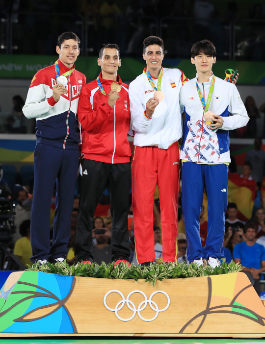 이대훈 선수(맨 오른쪽)가 18일 오전(현지시간) 브라질 리우데자네이루 바하 올림픽파크 카리오카 경기장에서 열린 2016리우올림픽 태권도 남자 -68kg급 시상식에서 동메달을 들어보이고 있다. 은메달 러시아 데니세코 알렉세이, 금메달 요르단 아흐마드 아부가우시, 동메달 스페인 곤잘레스 보니아. /리우데자네이루=올림픽사진공동취재단