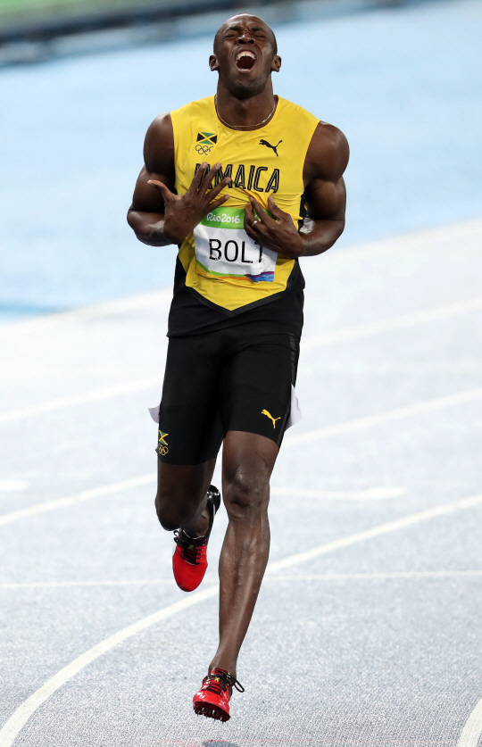 자메이카의 우사인볼트가 18일 오후 (현지시간) 브라질 리우데자네이루 마라카낭 올림픽 주경기장에서 열린 2016리우데자네이루 올림픽 육상 남자 200m 결승 경기에서 19초 78의 기록으로 결승점을 통과하고 있다. /리우데자네이루=올림픽사진공동취재단