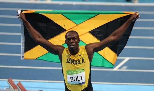 18일 오후 (현지시간) 브라질 리우데자네이루 마라카낭 올림픽 주경기장에서 열린 2016리우데자네이루 올림픽 육상 남자 200m 결승 경기에서 19초78의 기록으로 우승한 자메이카의 우사인볼트가 관중들에게 인사를 하고 있다. /리우데자네이루=올림픽사진공동취재단
