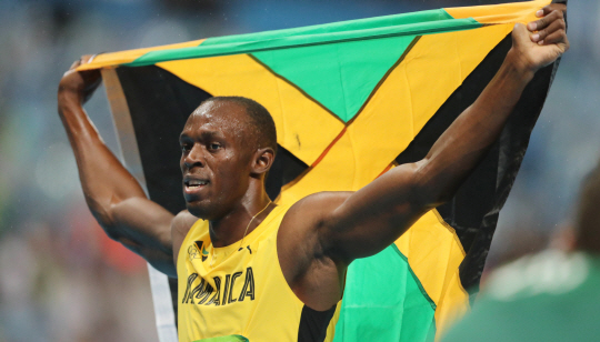 자메이카의 우사인볼트가 18일 오후 (현지시간) 브라질 리우데자네이루 마라카낭 올림픽 주경기장에서 열린 2016리우데자네이루 올림픽 육상 남자 200m 결승 경기에서 19.78초의 기록으로 우승한뒤 트랙을 돌며 세레머니를 하고 있다. /리우데자네이루=올림픽사진공동취재단
