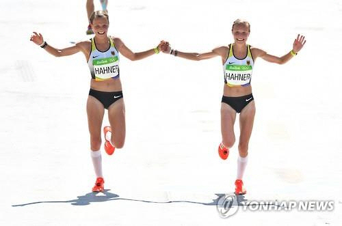 여자 마라톤을 완주한 독일 쌍둥이 자매 선수에게 ‘최선을 다하지 않았다’는 비판이 쏟아지고 있다 /연합뉴스