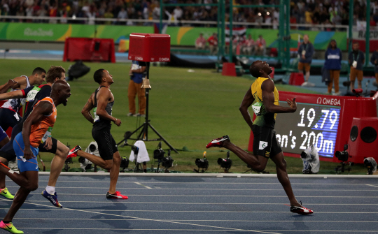 자메이카의 우사인볼트가 18일 오후 (현지시간) 브라질 리우데자네이루 마라카낭 올림픽 주경기장에서 열린 2016리우데자네이루 올림픽 육상 남자 200m 결승 경기에서 역주하고 있다. 볼트는 19초 78의 기록으로 금메달을 획득했다./리우데자네이루=올림픽사진공동취재단