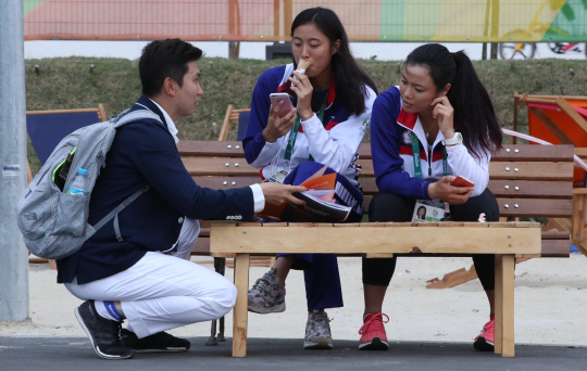 지난 2일(현지시간) 리우올림픽 선수촌에서 유승민 IOC후보가 타국 선수들에게 선거운동을 하고 있다. /리우=올림픽사진공동취재단